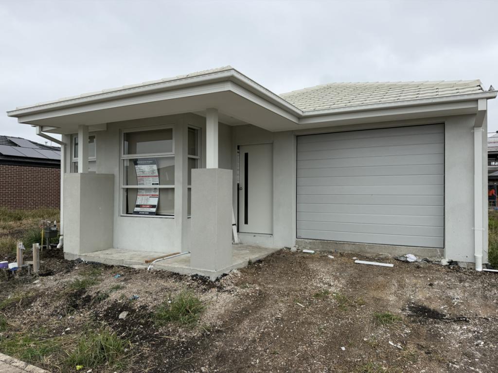 10 Vizzini St, Cranbourne East, VIC 3977