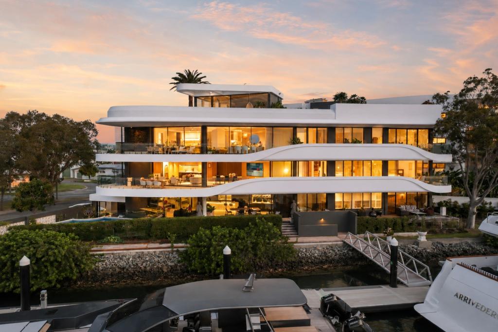 2/2 Paradise Pde, Paradise Point, QLD 4216