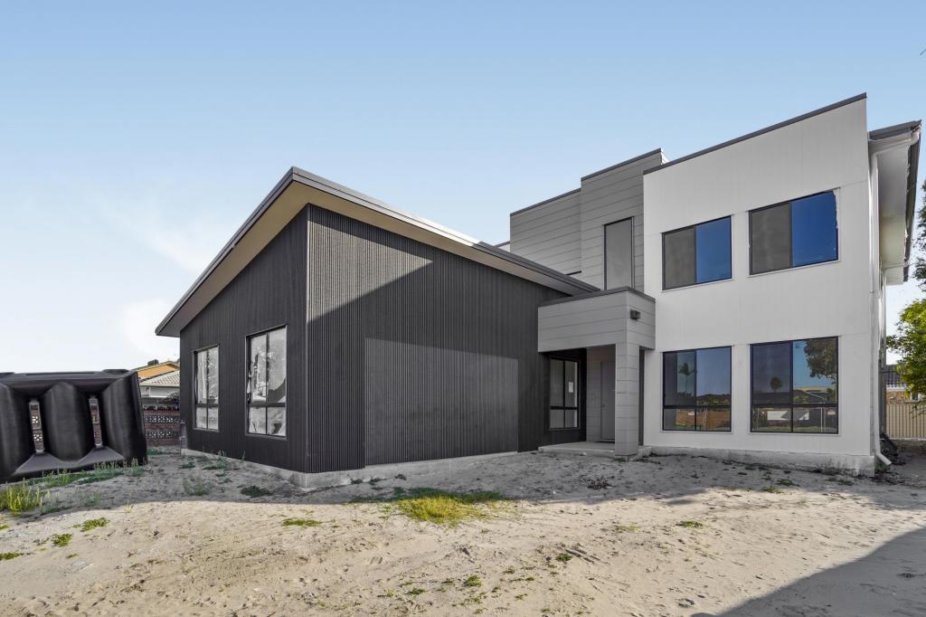 207 SUNSHINE BVD, MERMAID WATERS, QLD 4218