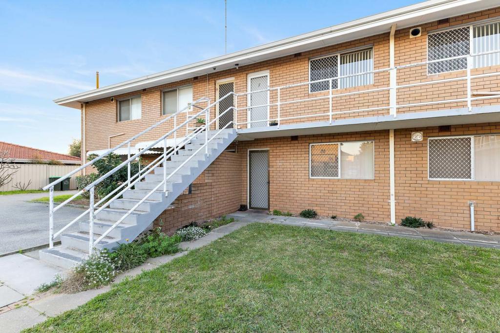 2/35 COVENTRY RD, SHOALWATER, WA 6169