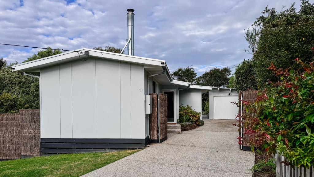 17 PIER RD, INVERLOCH, VIC 3996