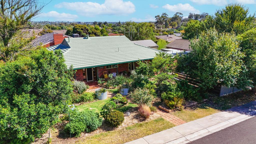 15 HOULAHAN ST, KENNINGTON, VIC 3550