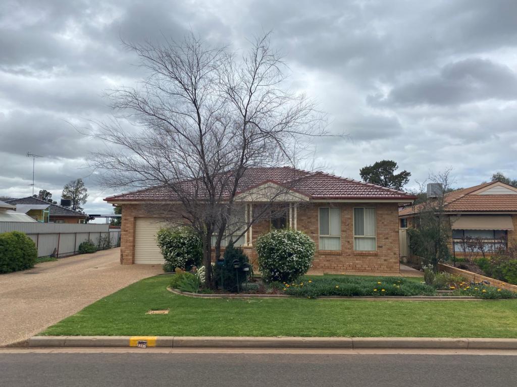 17a Clifton Bvd, Griffith, NSW 2680