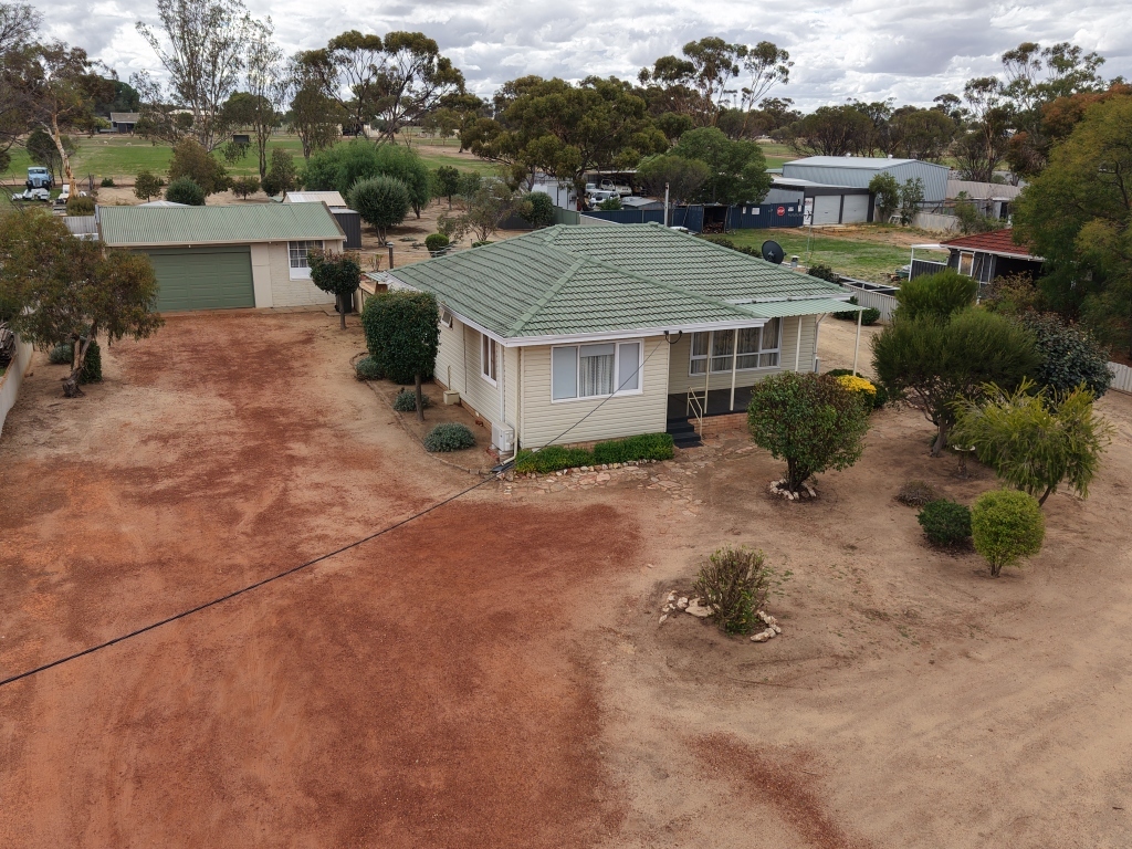 35 Jennaberring Rd, Quairading, WA 6383