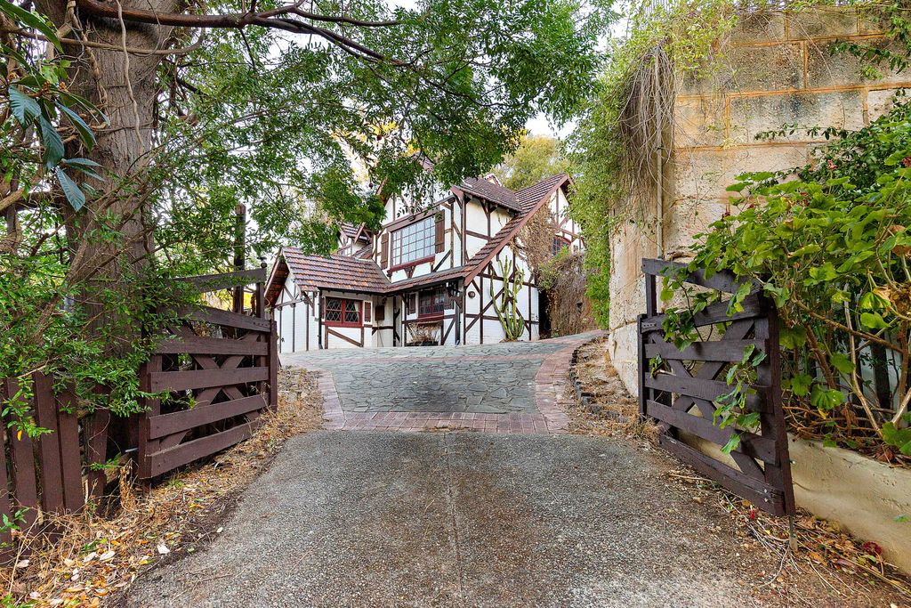 58 PATERSON RD, MOUNT NASURA, WA 6112