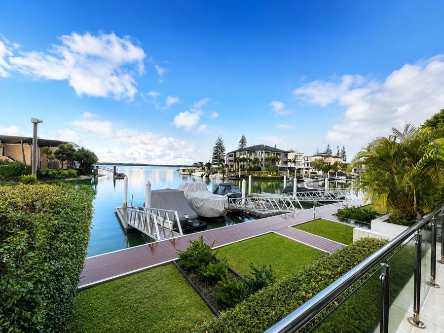 4 27-29 MADANG CRES, RUNAWAY BAY, QLD 4216