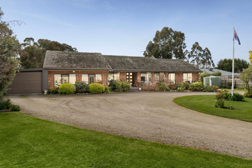 18 Gordon Cres, Romsey, VIC 3434