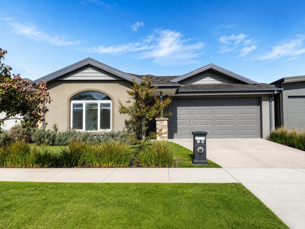 19 Freiberger Gr, Clyde North, VIC 3978
