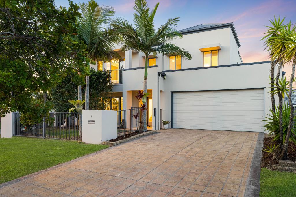 7 TAHITI ST, PARREARRA, QLD 4575