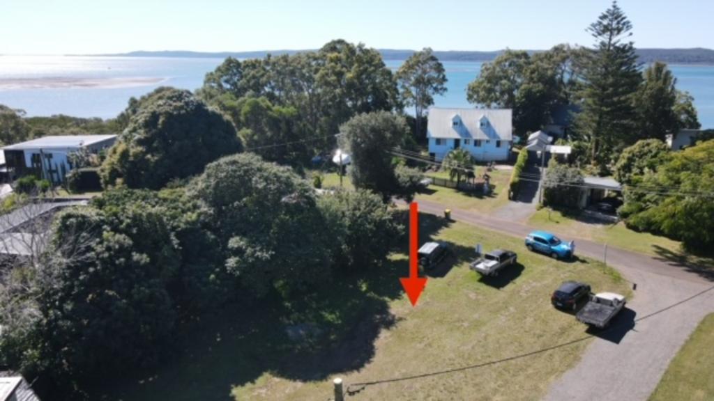 17 Blue Waters Cres, Macleay Island, QLD 4184