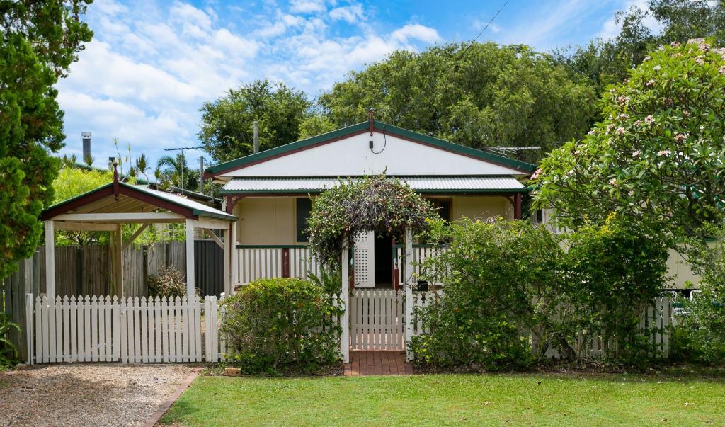 54 Mclennan St, Woody Point, QLD 4019