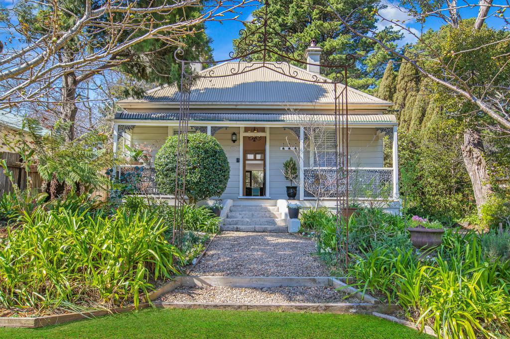 4 BLACKHEATH ST, LEURA, NSW 2780