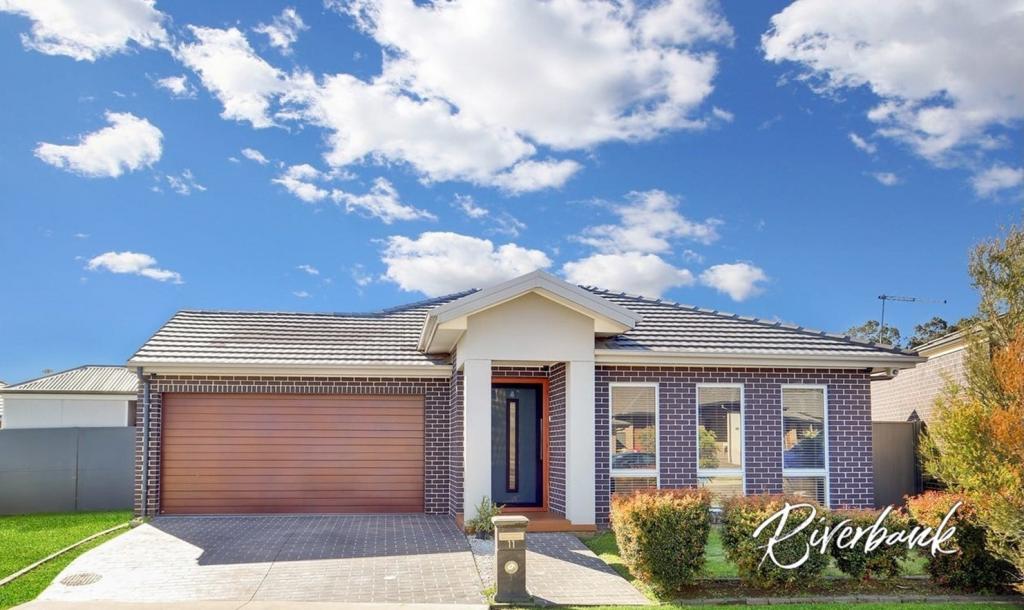 11 Tussock St, Ropes Crossing, NSW 2760