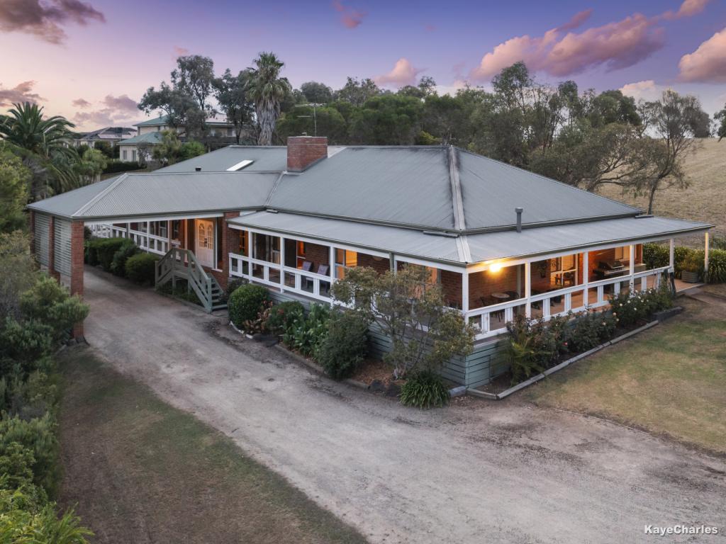 1 SUGARLOAF LANE, BERWICK, VIC 3806