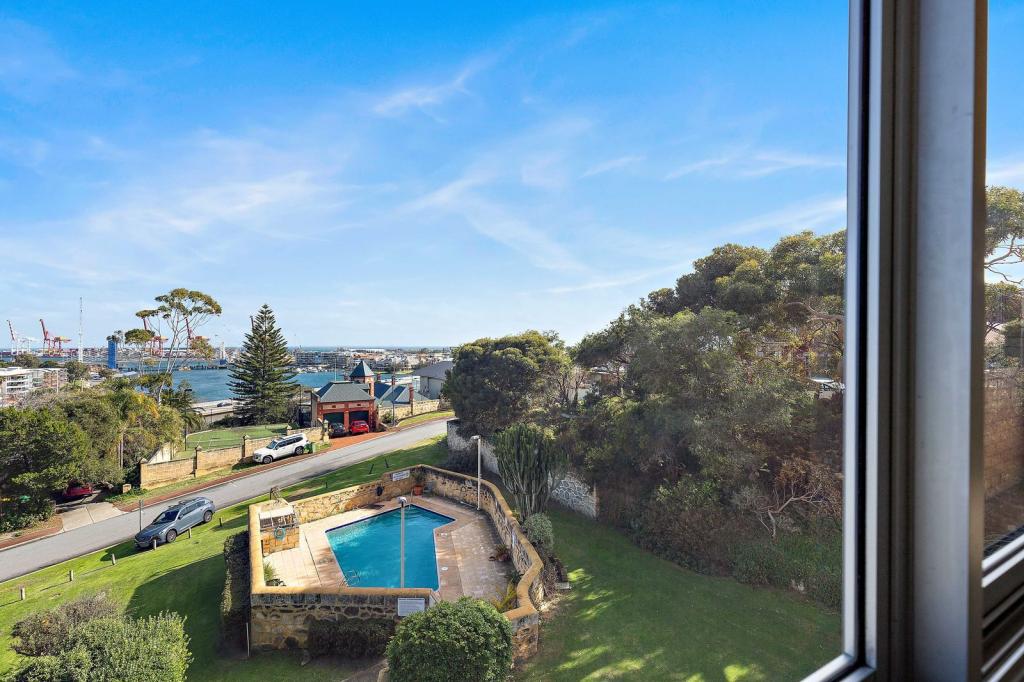 16/2 ANGWIN ST, EAST FREMANTLE, WA 6158