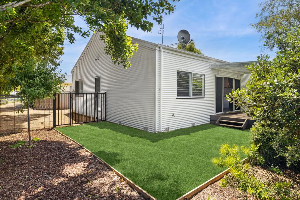 21A STANHOPE ST, DAYLESFORD, VIC 3460