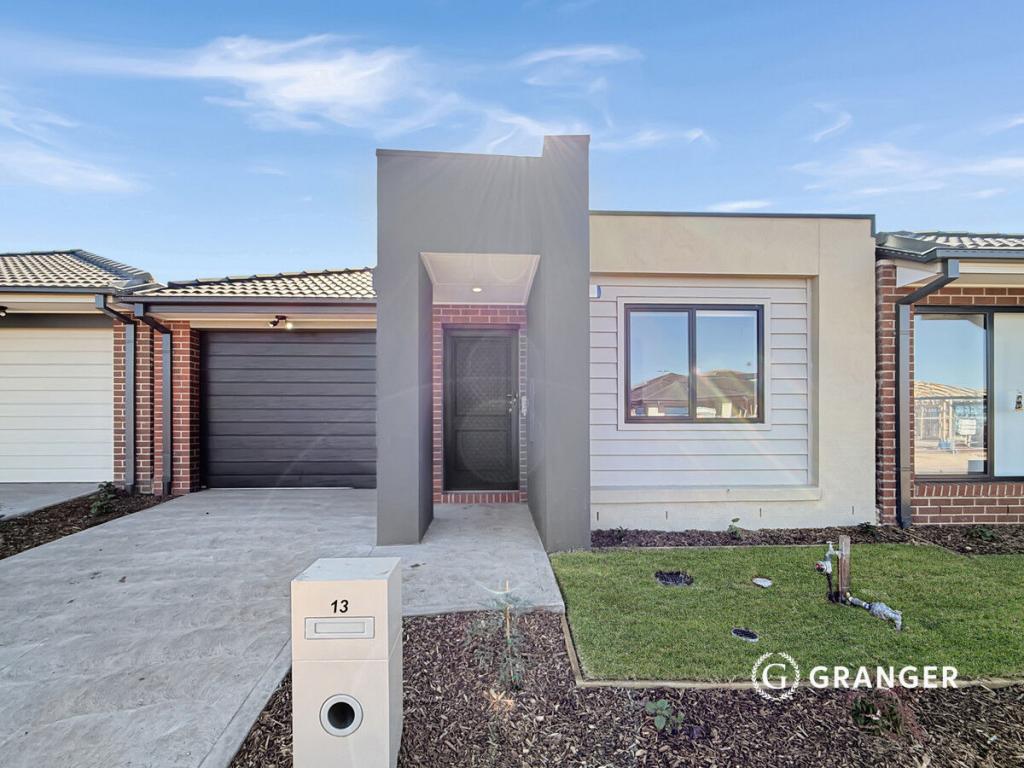 13 POINCIANA RD, THORNHILL PARK, VIC 3335