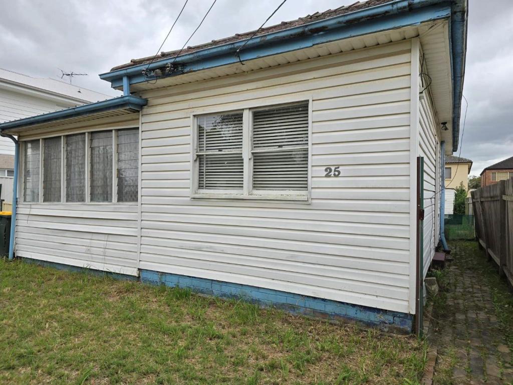 25 BRADMAN ST, MERRYLANDS, NSW 2160