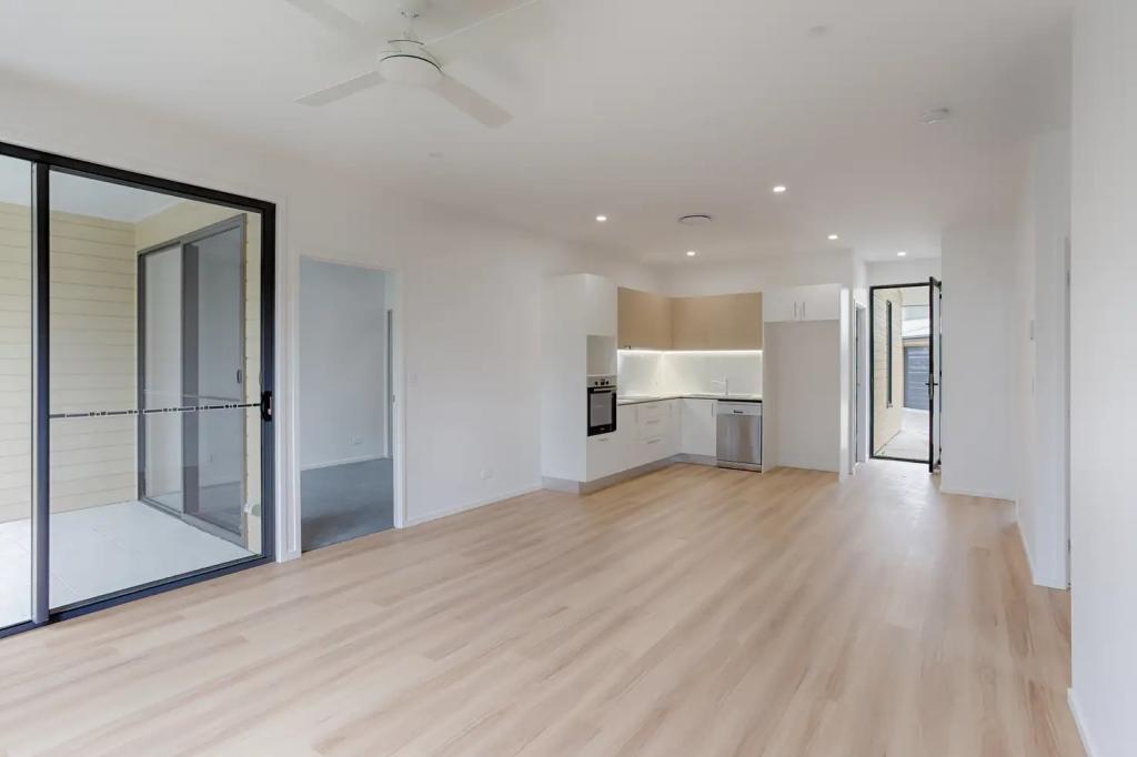 4/2 OLIVINE ST, COOROY, QLD 4563