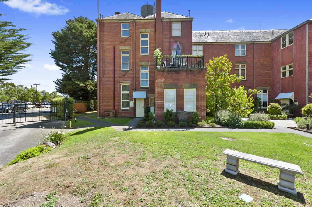 2a/300 Gillies St N, Wendouree, VIC 3355