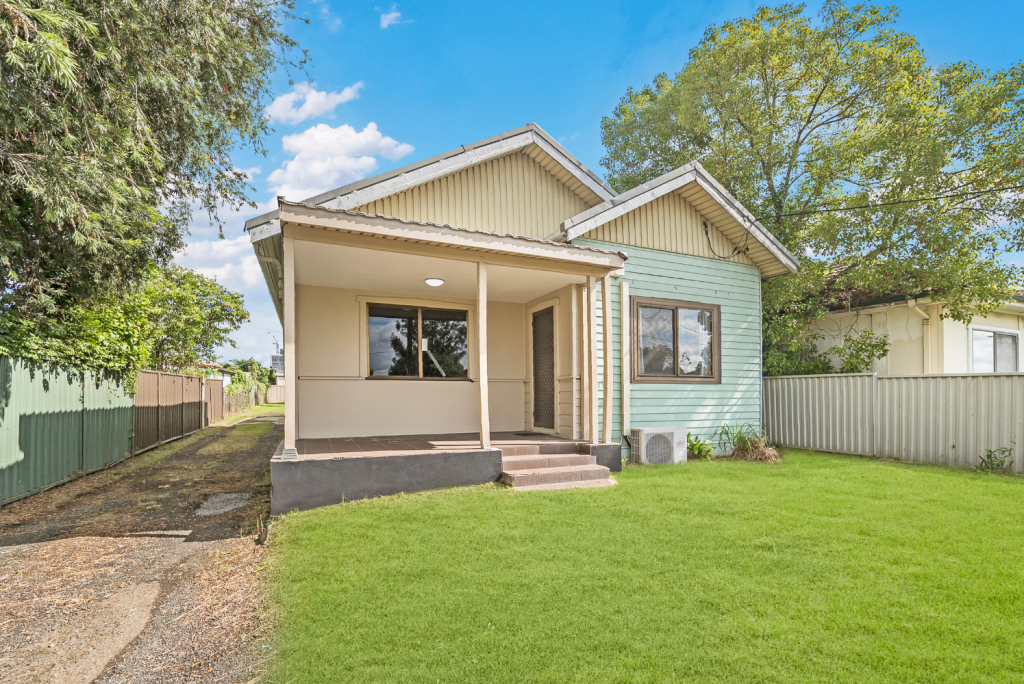 2 LOFTUS ST, MERRYLANDS, NSW 2160