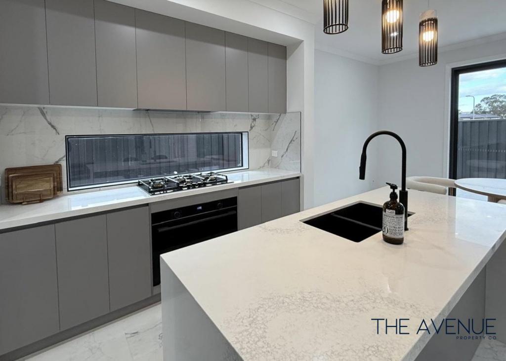 15 WHITEHALL CT, SUNBURY, VIC 3429