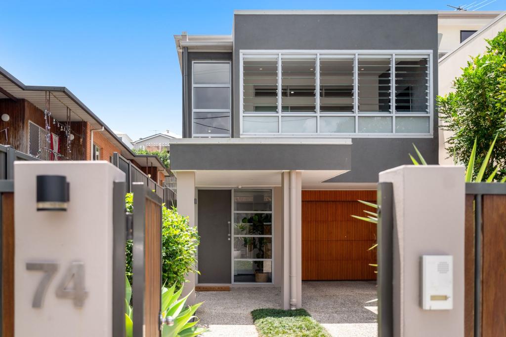 74 REEVE ST, CLAYFIELD, QLD 4011