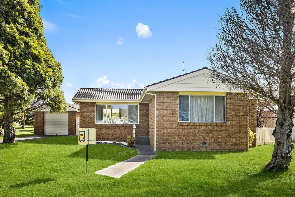 1 LENNOX CRES, MOSS VALE, NSW 2577