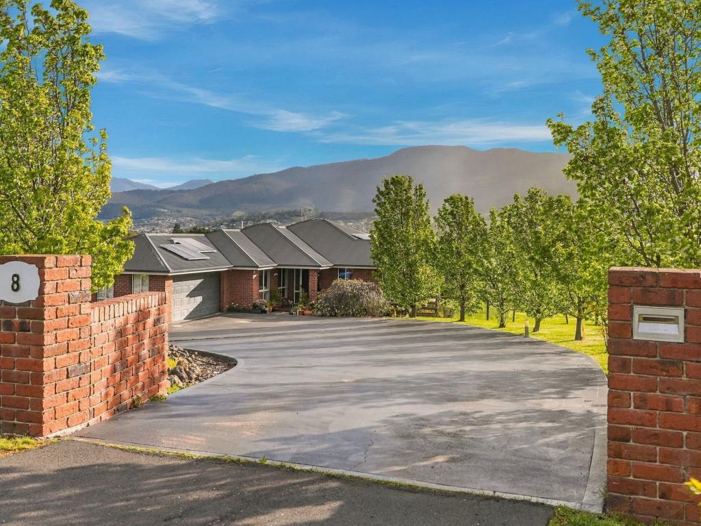8 RACHEL CRES, OLD BEACH, TAS 7017