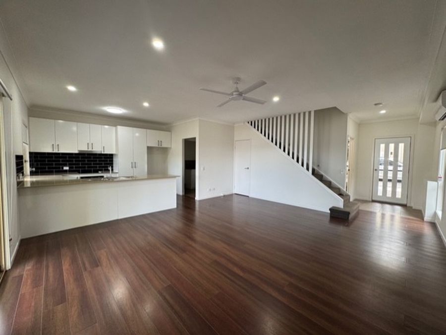 2/18 Fourth Ave, Labrador, QLD 4215