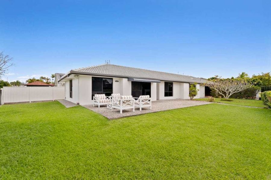 4 Atlas Cres, Benowa, QLD 4217