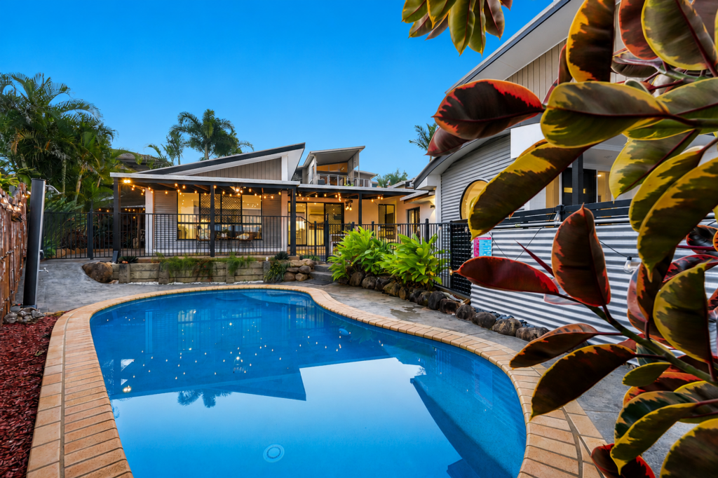 9 Garrett Pl, Redland Bay, QLD 4165