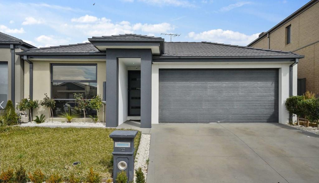 17 MINIATA WAY, MANOR LAKES, VIC 3024