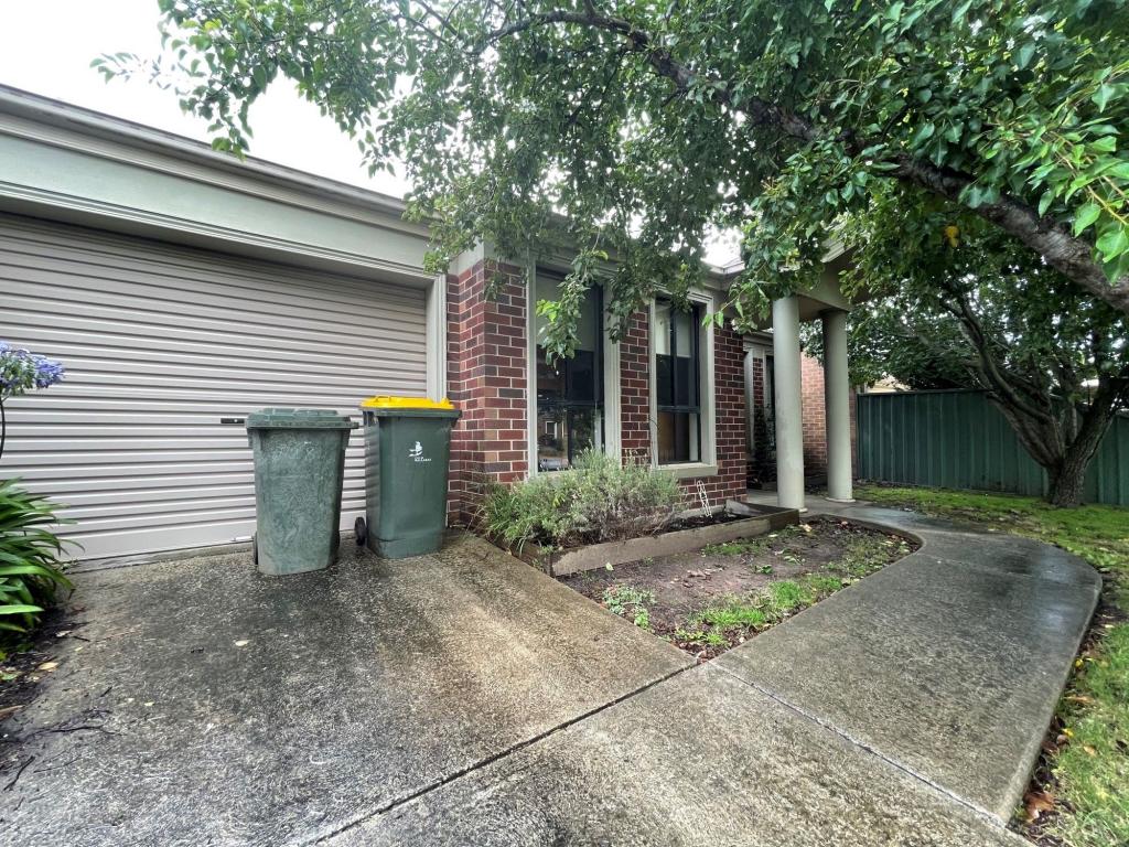28 Parbury Ave, Lake Gardens, VIC 3355