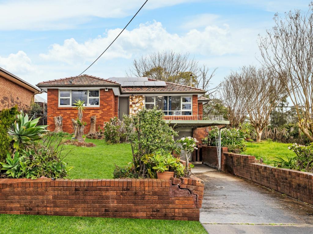 1 FOREMAN ST, GLENFIELD, NSW 2167