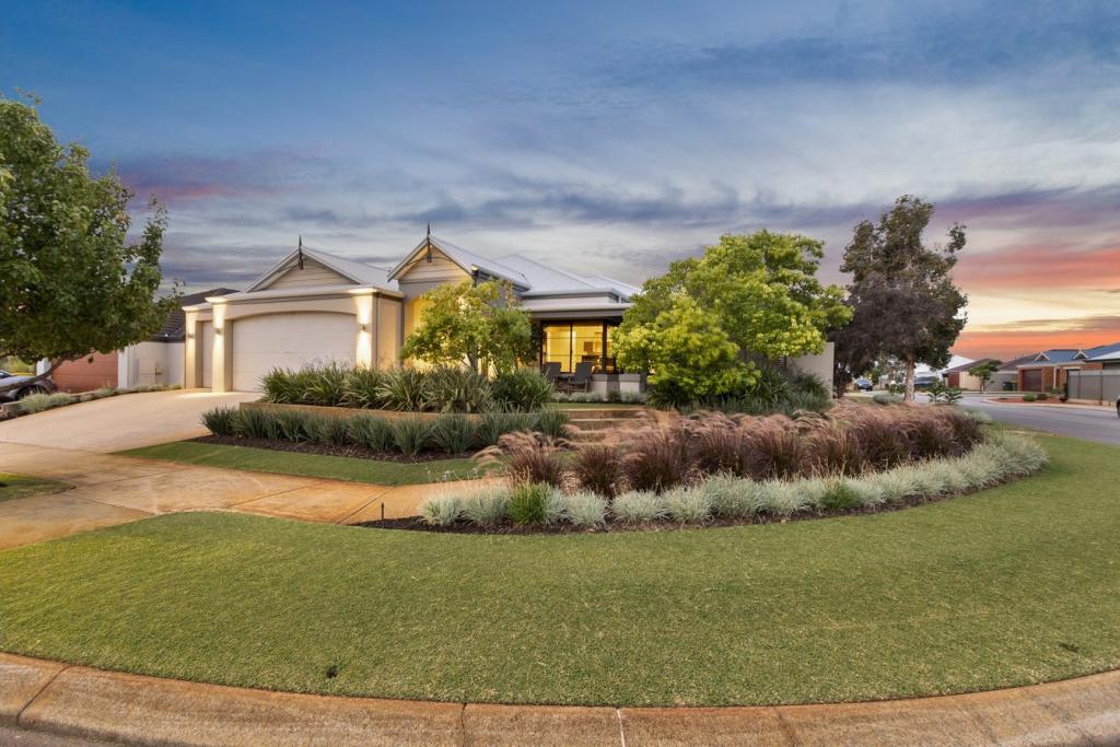 8 Edgar Link, Piara Waters, WA 6112