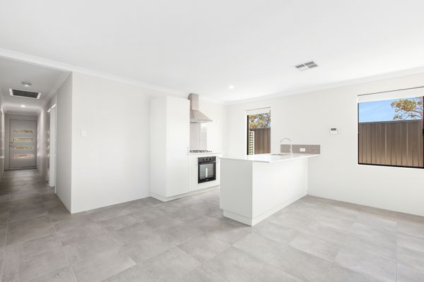 370 Lake Valley Dr, Lakelands, WA 6180