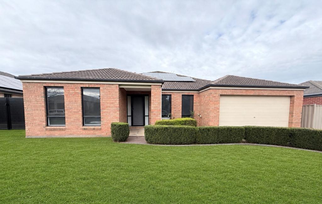7 Glen Drouitt Dr, Caroline Springs, VIC 3023