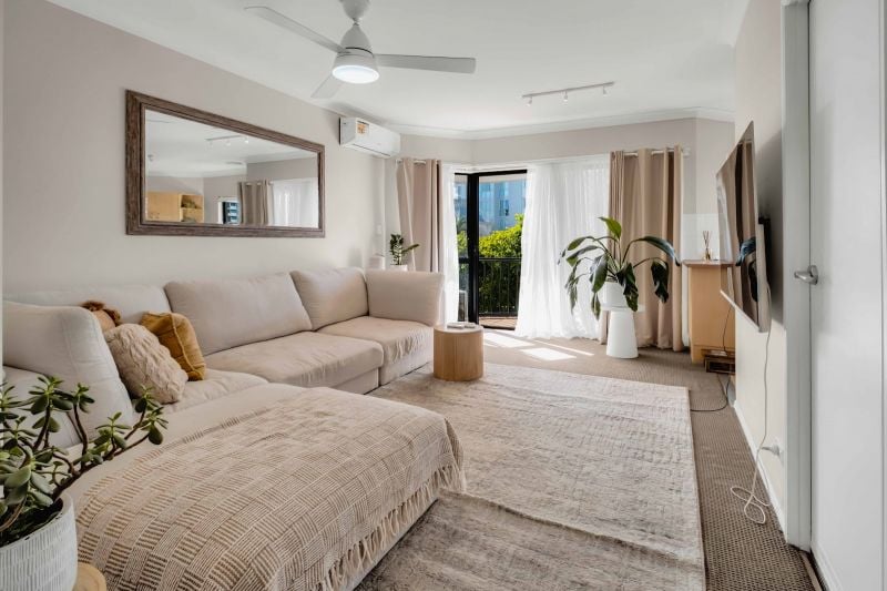14/2 Broad St, Labrador, QLD 4215