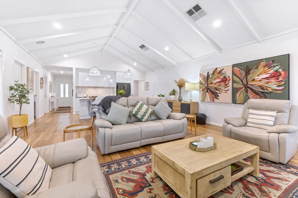 9 Billabong Cres, Gobbagombalin, NSW 2650