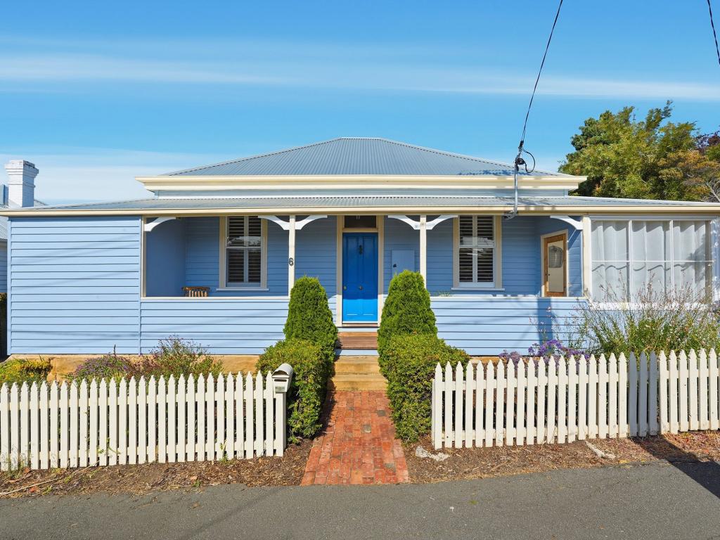 6 Liena Rd, Lindisfarne, TAS 7015