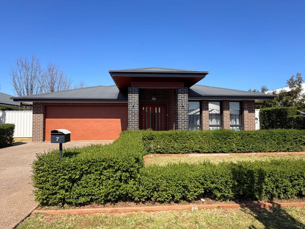 7 Prospector Ave, Parkes, NSW 2870
