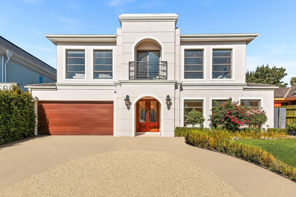 8 INGLESIDE CRES, GLEN WAVERLEY, VIC 3150