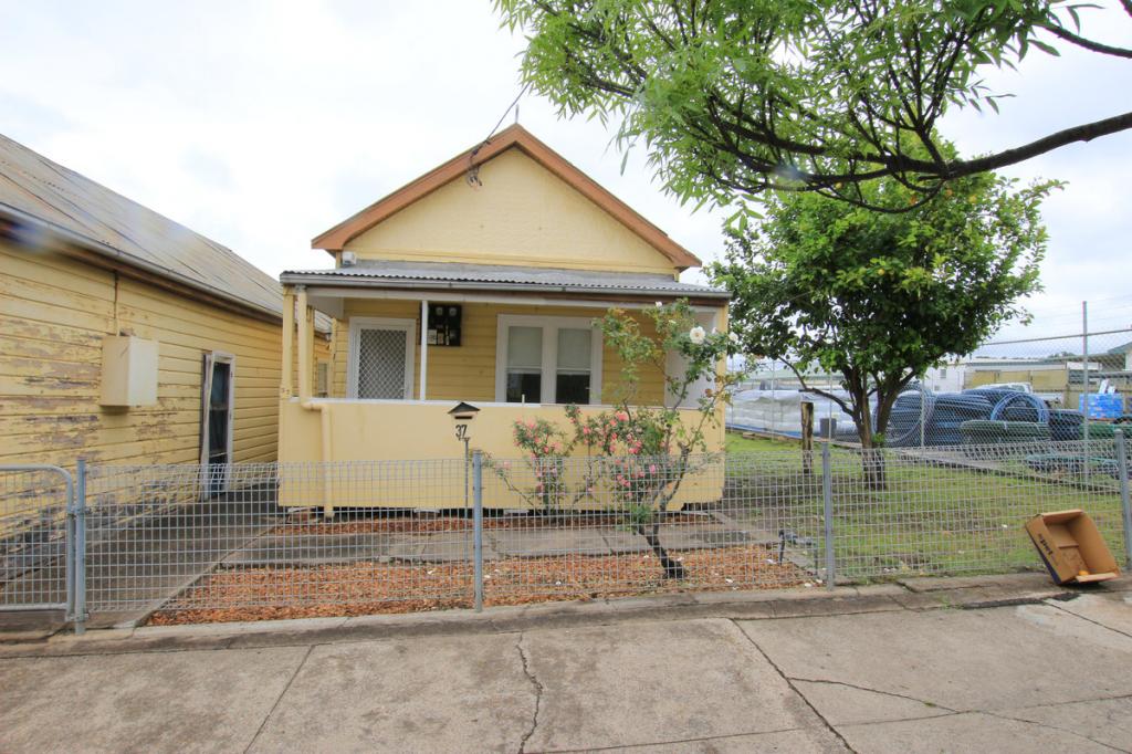 37 OGILVIE ST, DENMAN, NSW 2328