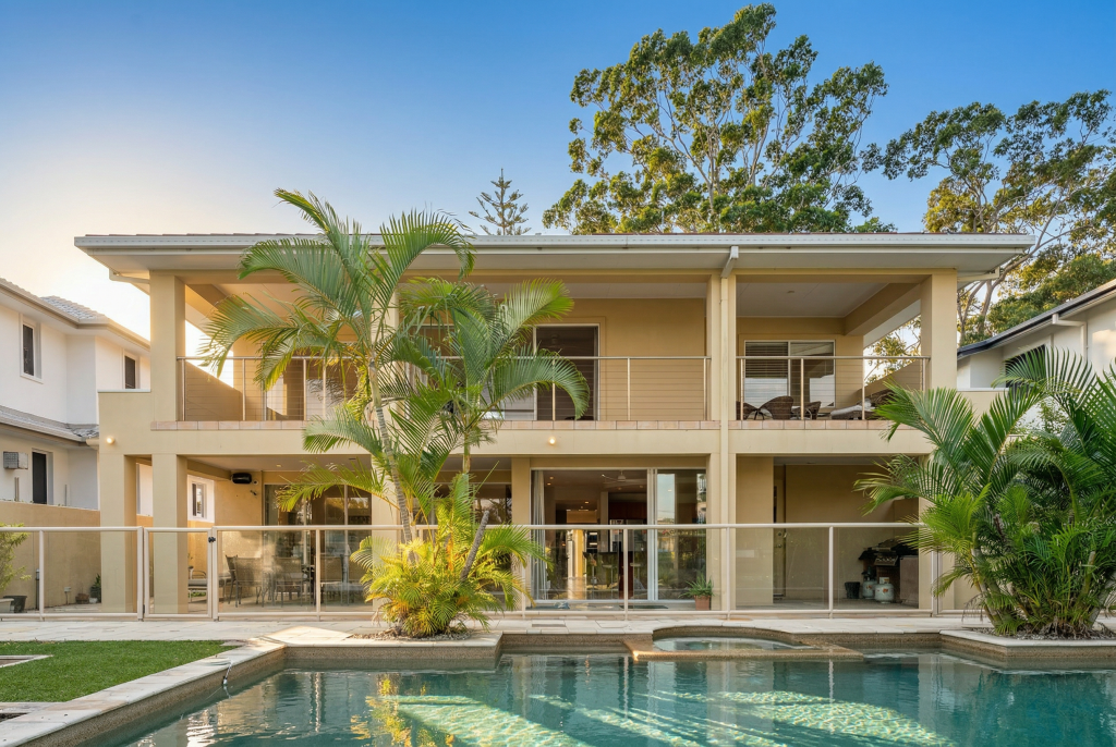 52 Moana Park Ave, Broadbeach Waters, QLD 4218