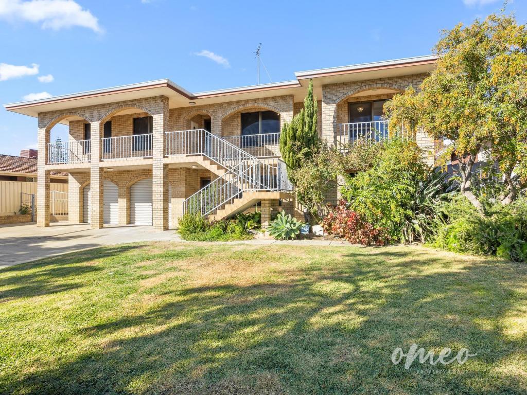 4 STEINBECK PL, SPEARWOOD, WA 6163