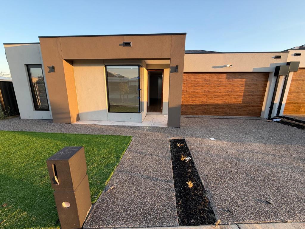 38 Stacey Pde, Mount Cottrell, VIC 3024