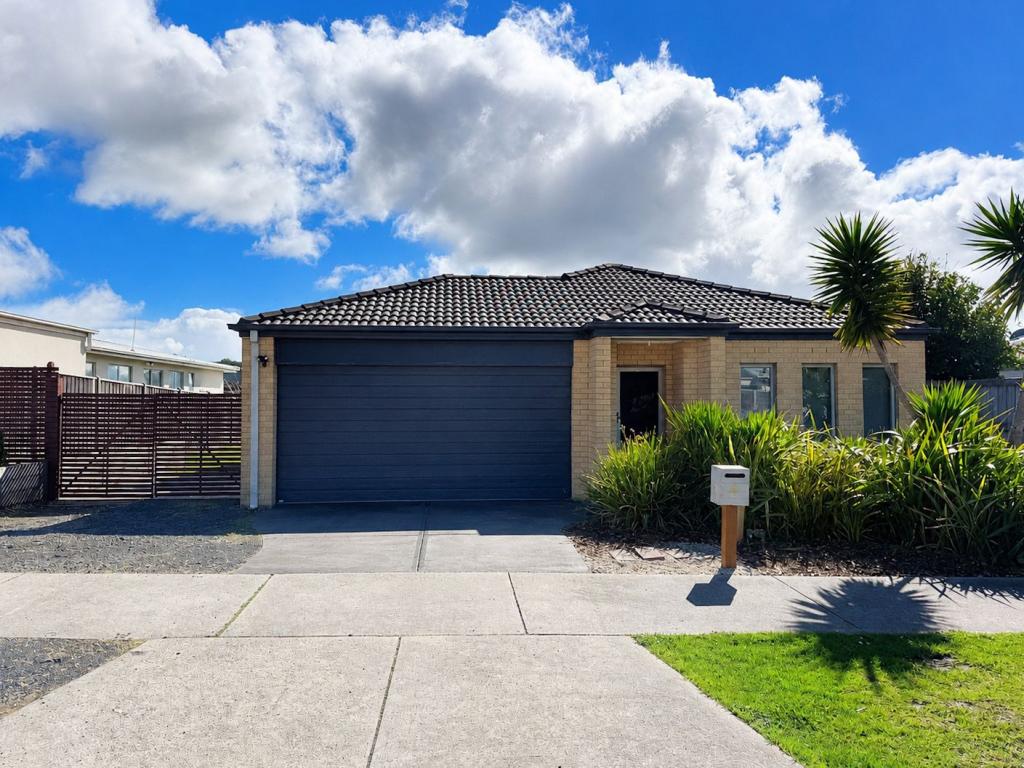 4 Rosella Gr, Cowes, VIC 3922