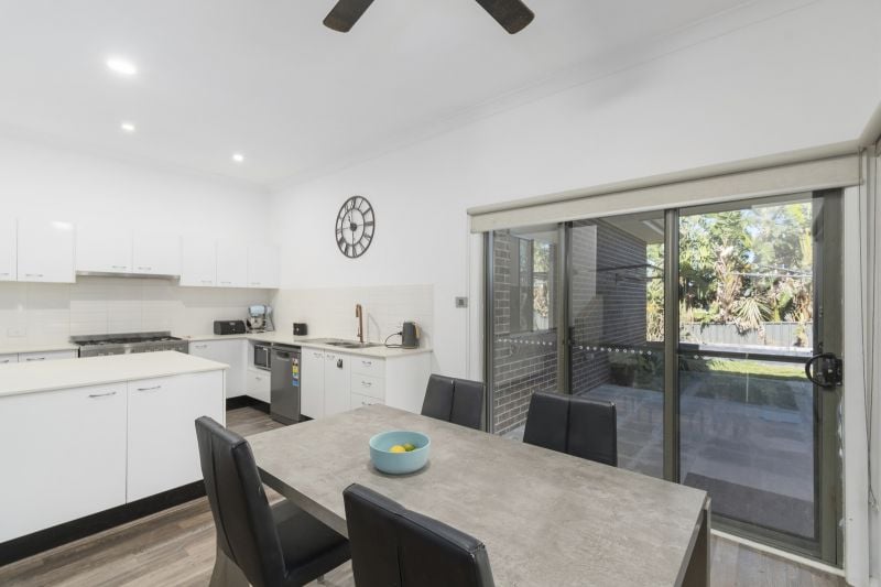 6 Flemmings Cres, Horsley, NSW 2530