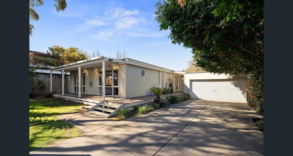 1 Iona Ct, Cowes, VIC 3922